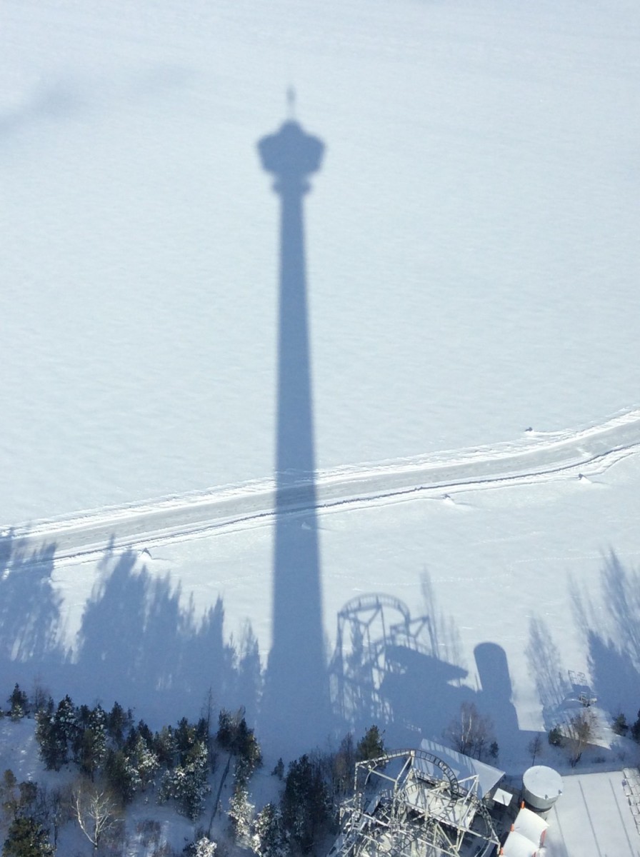 Näsinneulan varjo ja luistelureitti Näsijärven jäällä