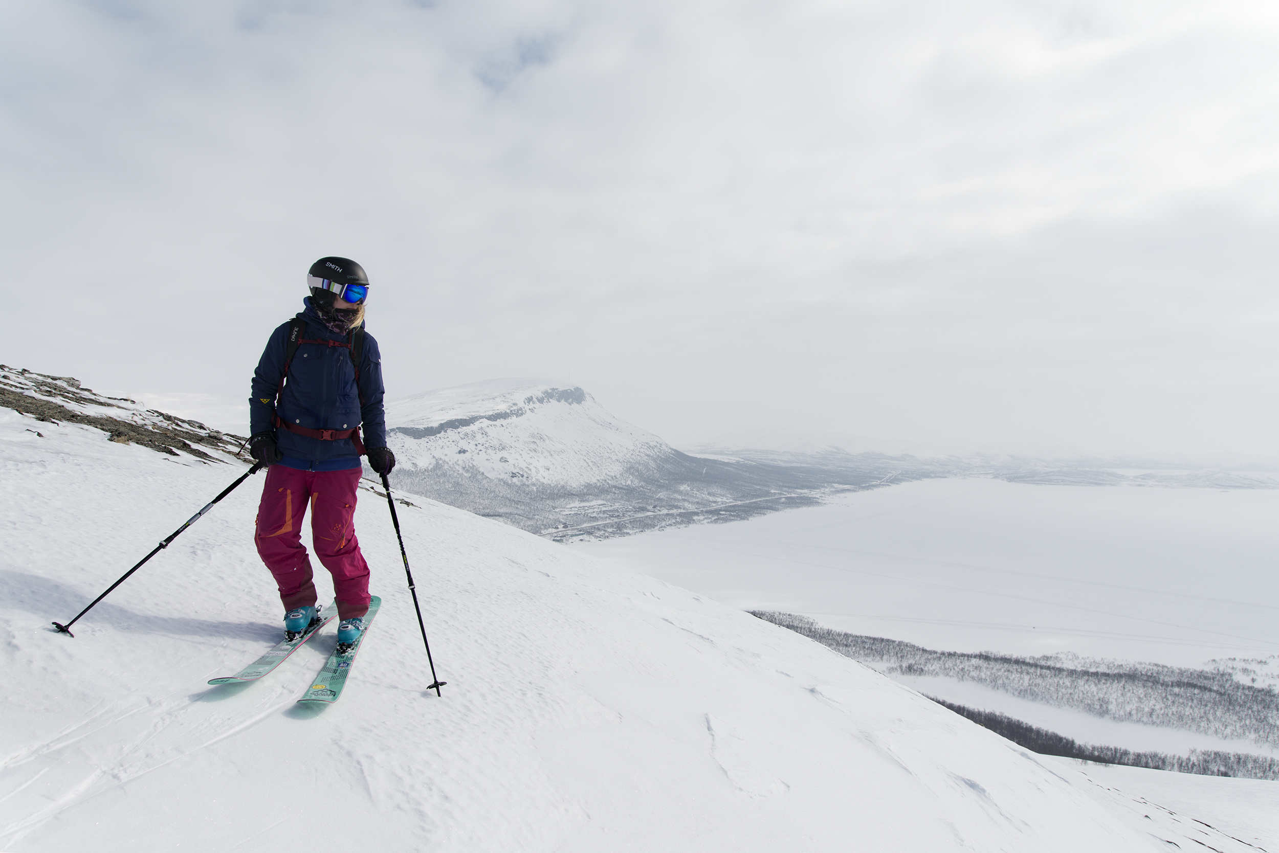 Kuva 1: Pikku-Mallan eteläpuolelta pääsee leppoisasti nousemaan 738 metrin huipulle. Ympärille aukeaa Kilpisjärven, Saanan ja Ruotsin puolen tuntureiden komeat maisemat.